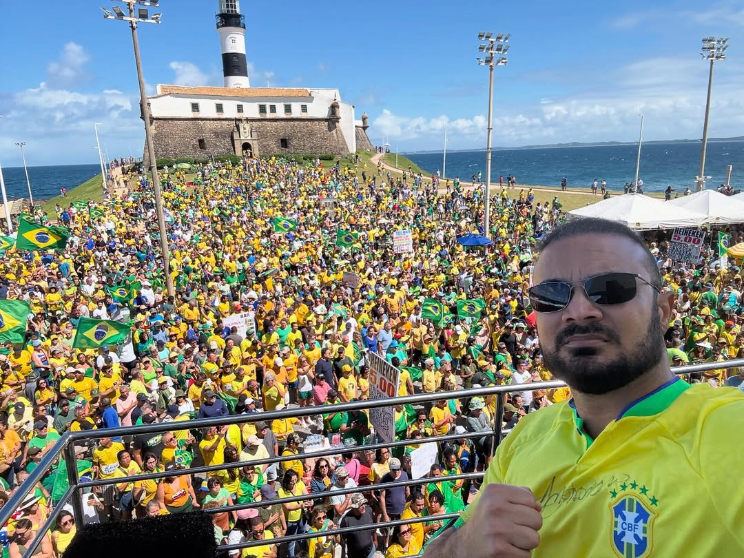 Milhares se reúnem no Farol da Barra em Salvador no maior ato em quatro anos; fora Moraes e Lula