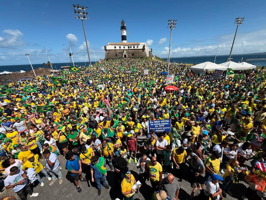 Manifestação reúne milhares no Farol da Barra na defesa da liberdade; contra Moraes, Lula e a favor de Bolsonaro