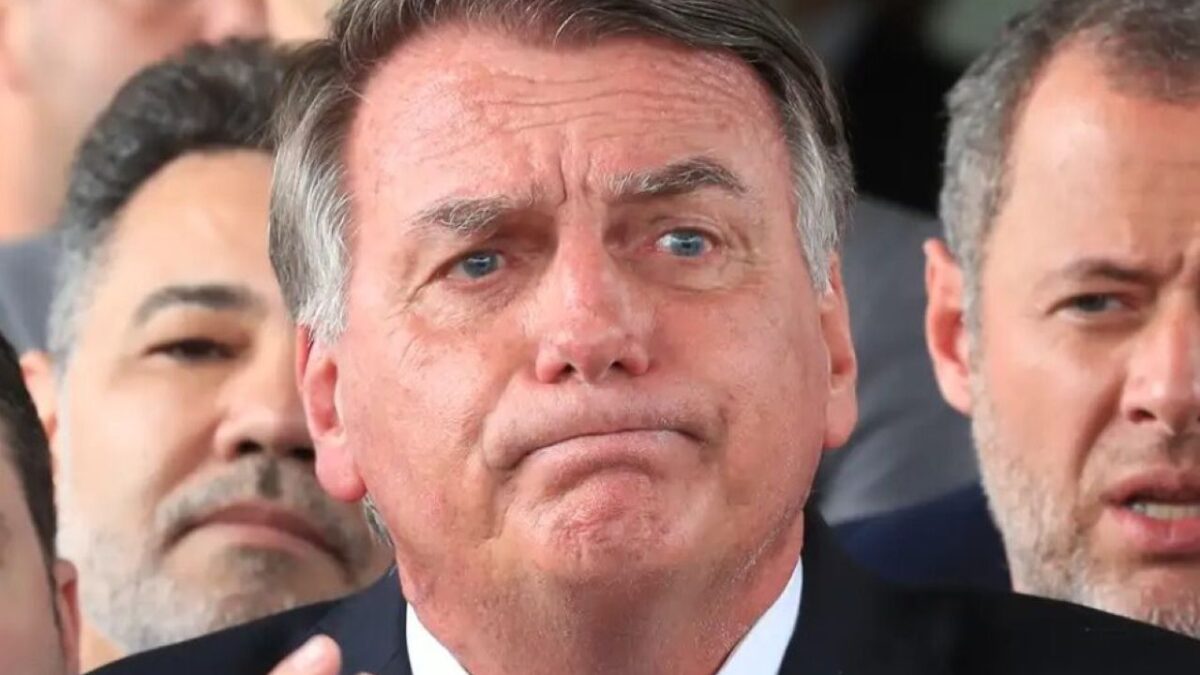 Bolsonaro contesta acusações de golpe e solicita absolvição no STF