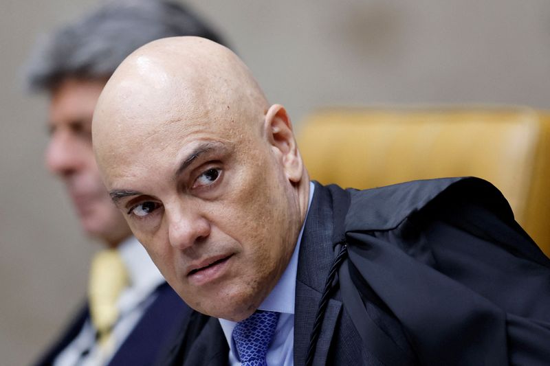Alexandre de Moraes solicita julgamento de Jair Bolsonaro e outros réus no STF