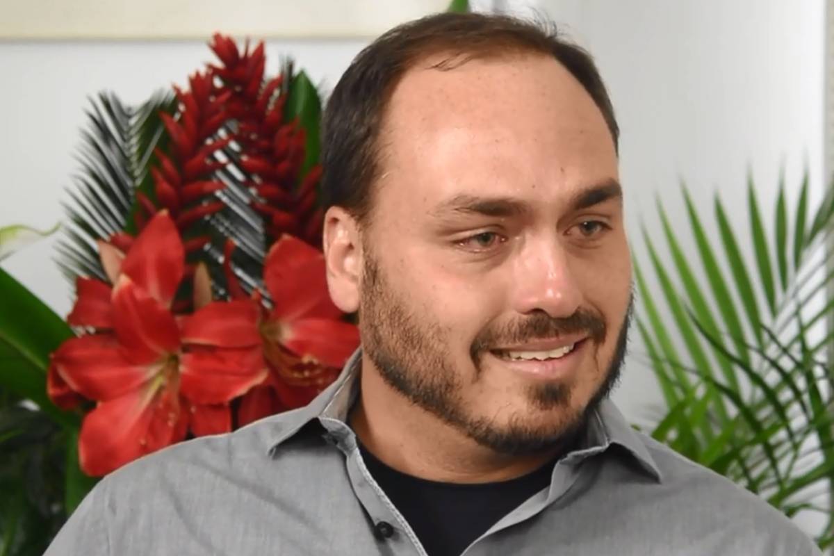 Carlos Bolsonaro ataca 