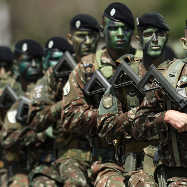 Cancelamento de eventos militares pelos EUA tensiona relação com Brasil