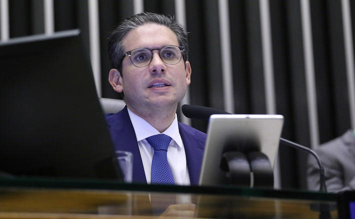 Hugo Motta sinaliza apoio à oposição e agenda votação de PECs contra STF