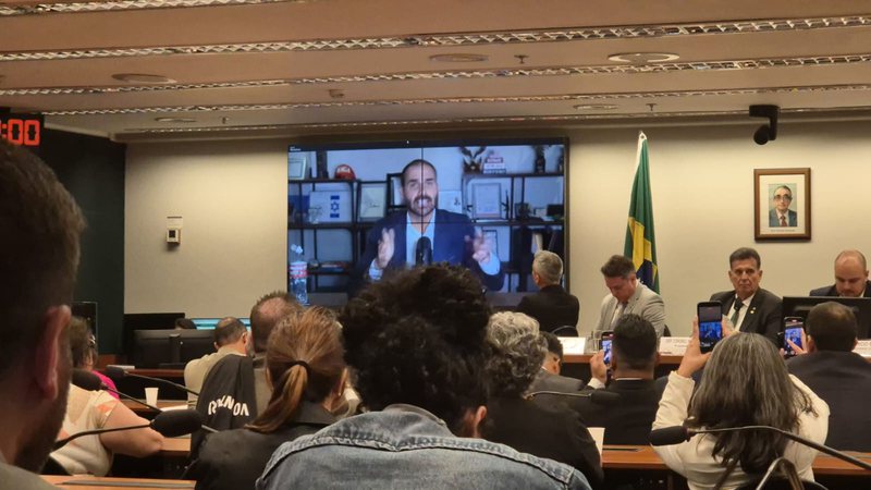 Eduardo Bolsonaro participa virtualmente de audiência e expressa apoio aos presos do 8 de janeiro