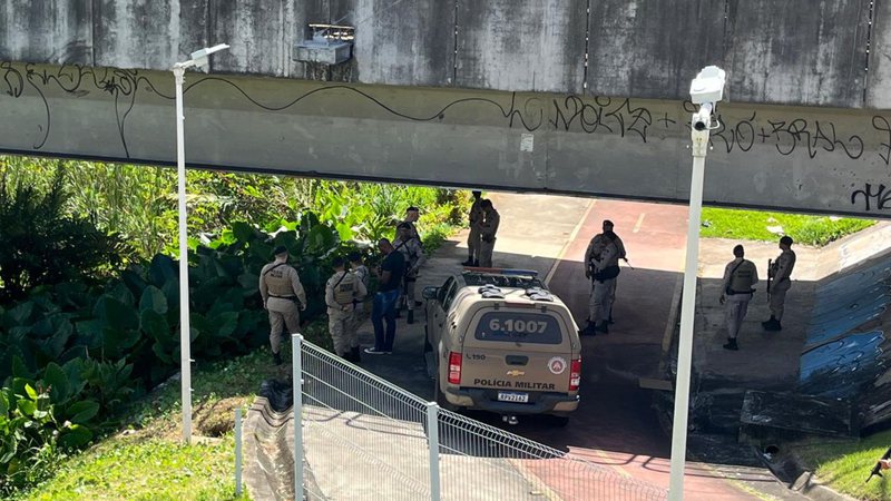 Homem assalta ônibus na Paralela e foge após perseguição policial