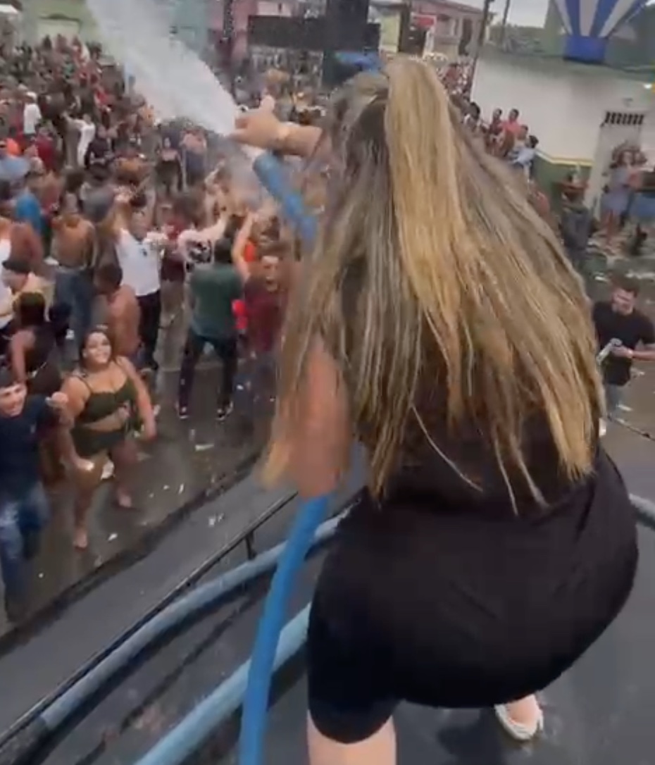Prefeita de município baiano rebola em trio e faz festa de R$ 3 milhões com dispensa de licitação; gestora é apoiadora de Jerônimo: assista