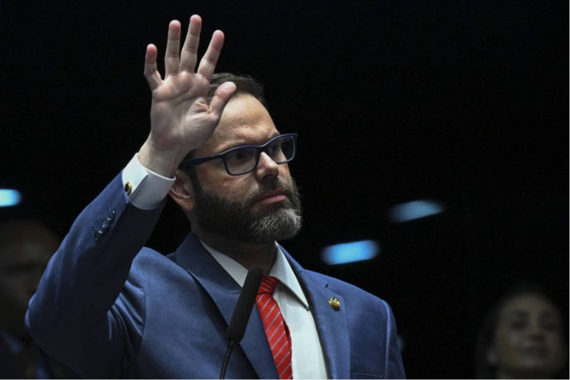 Carlos Bolsonaro planeja candidatura ao Senado por Santa Catarina em 2026
