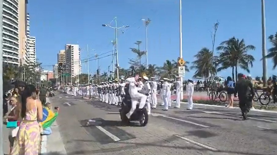 Durante desfile de 7 de Setembro em Fortaleza, militar da Marinha sofre atropelamento por moto do Exército