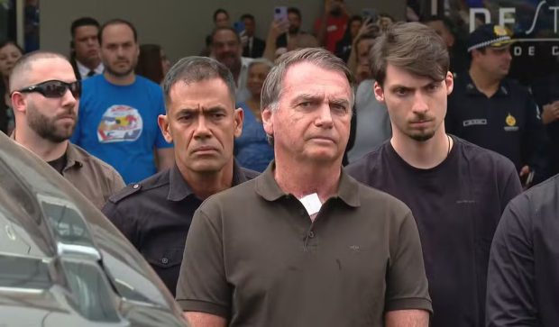 Bolsonaro apresenta anemia e resquícios de pneumonia, revela boletim médico