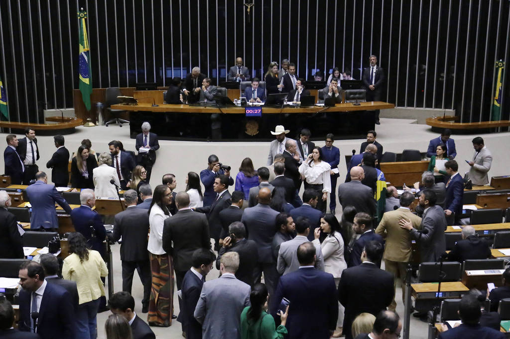 Proposta de emenda constitucional fortalece proteção de deputados e senadores contra ações judiciais do STF