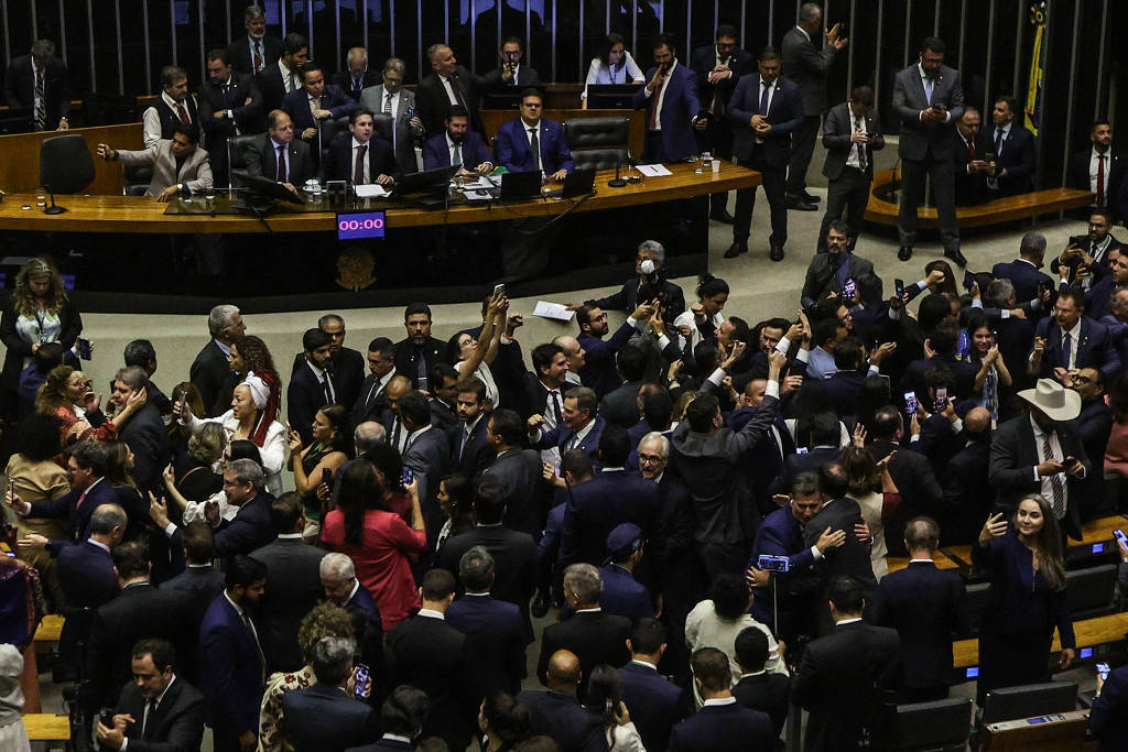 Aprovação de urgência para projeto de anistia aos envolvidos nos atos de 8 de janeiro
