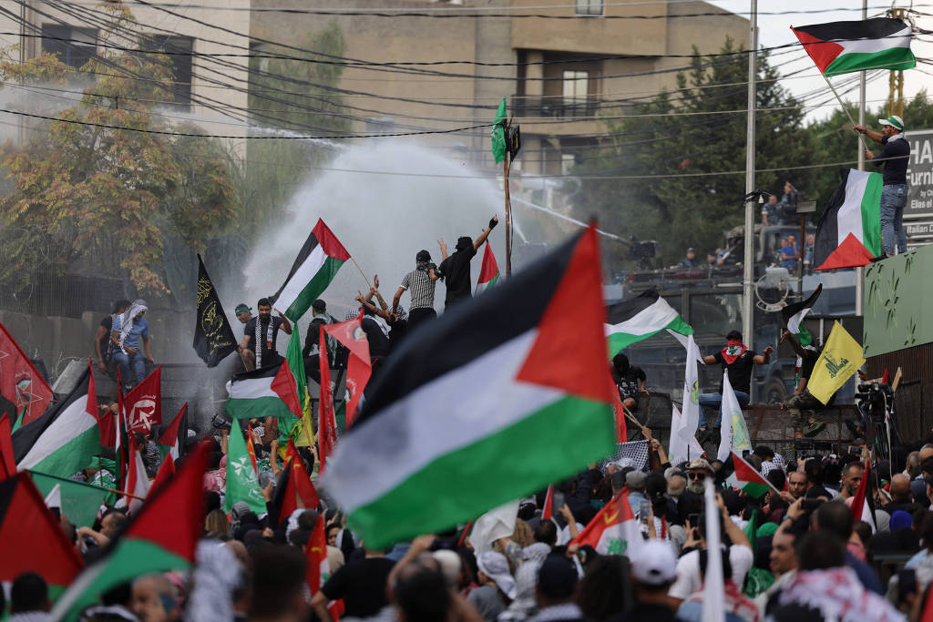 Palestinos deixam Cidade de Gaza após ofensiva terrestre de Israel