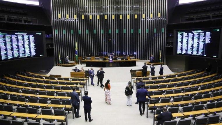 Câmara aprova isenção de IR até R$ 5 mil com taxação de super-ricos
