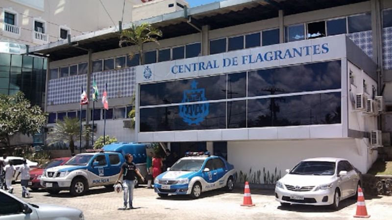Homem é detido em Salvador por suspeita de furto de carros com bloqueador de sinal