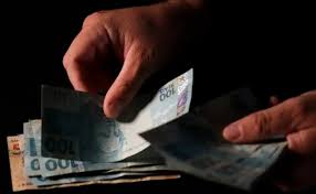 MPs ultrapassam limite salarial em R$ 2,3 bilhões ao longo de 12 meses, com 98% dos membros recebendo além do autorizado