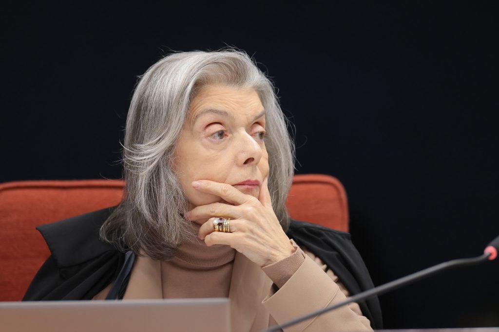 Poucos profissionais declaram laços com setor farmacêutico apesar de regra do CFM