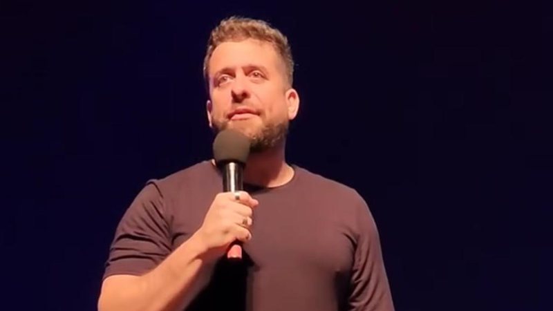 Humorista embriagado causa interrupção de show em São Paulo