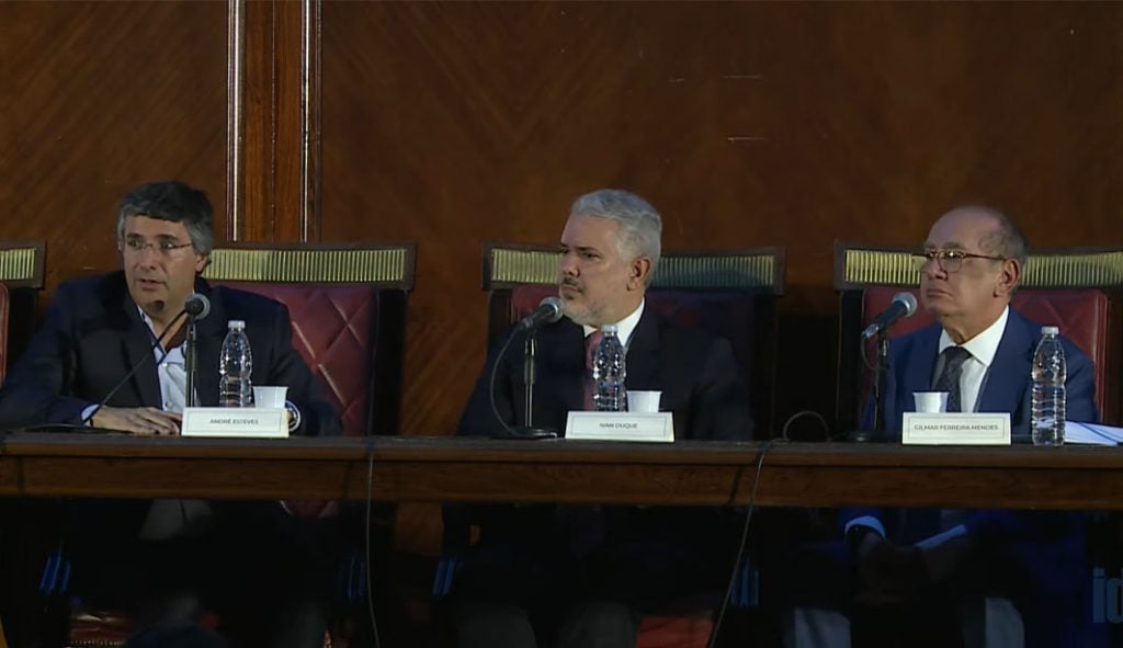 Réu do 8 de janeiro causa interrupção em fórum na Argentina com presença de Gilmar Mendes