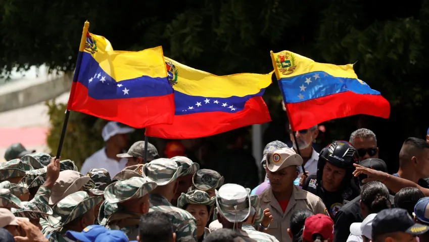Venezuela planeja defesa com táticas de guerrilha e caos urbano contra possível invasão dos EUA