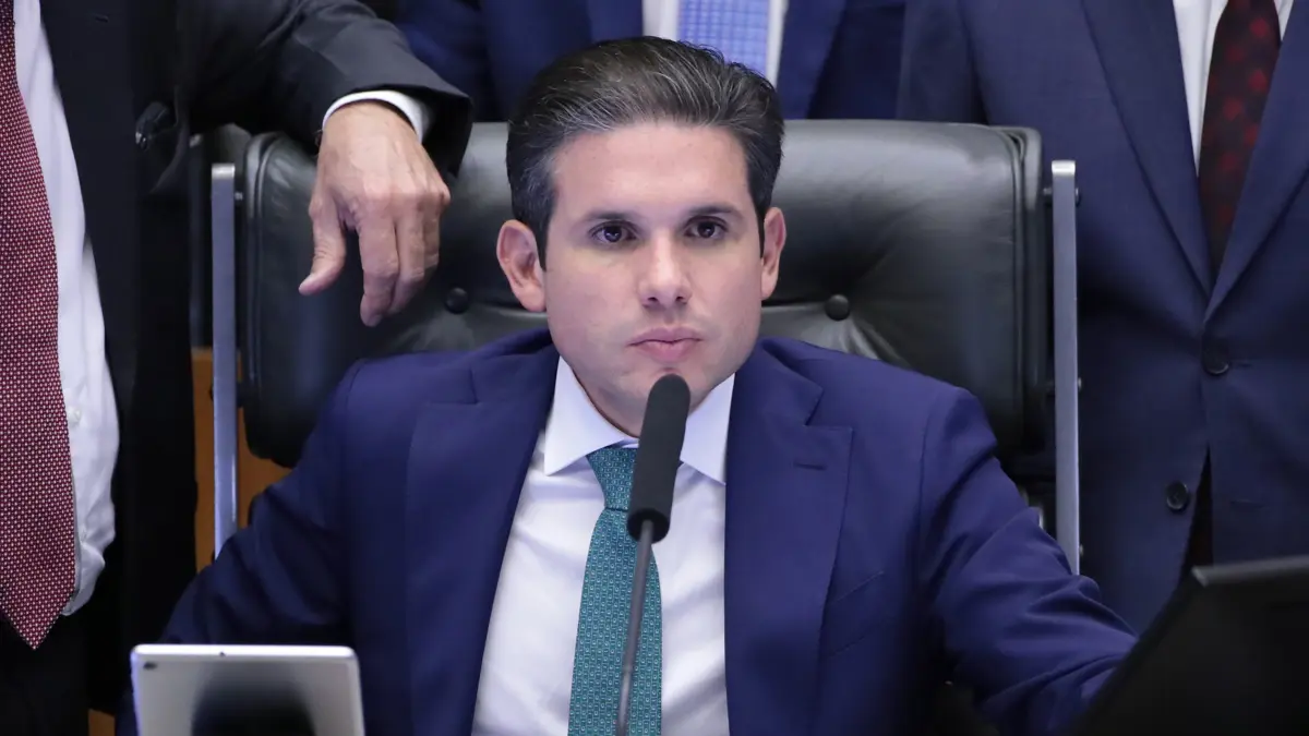 Isolamento no poder: Hugo Motta enfrenta críticas nos Três Poderes e perde confiança de aliados