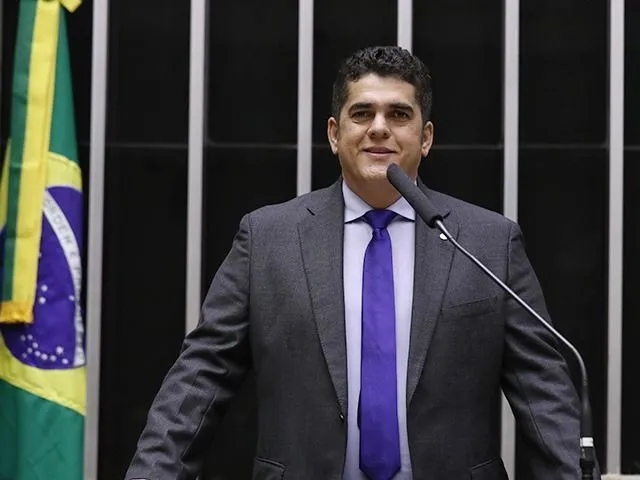 Polícia Federal realiza buscas contra deputado por suspeita de corrupção
