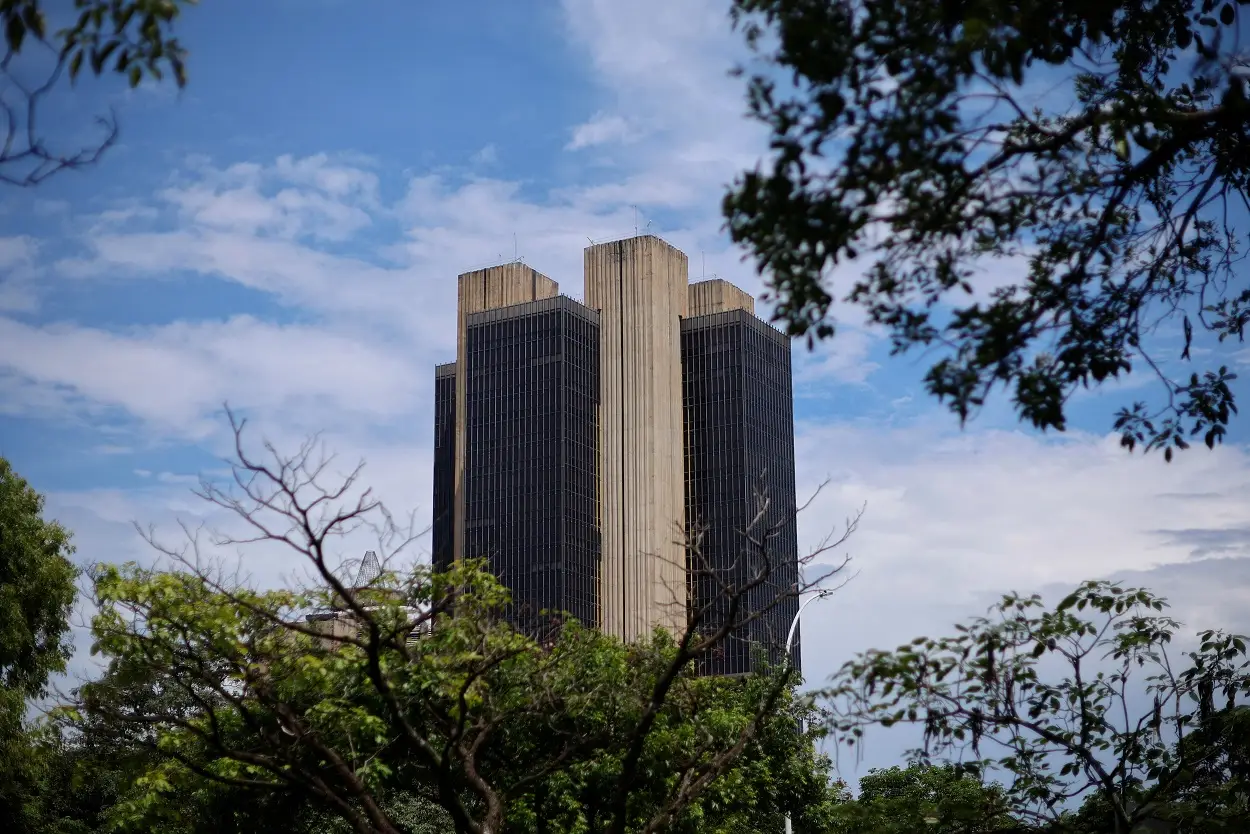 Banco Central revisa para cima projeções de crescimento econômico em 2025 e 2026