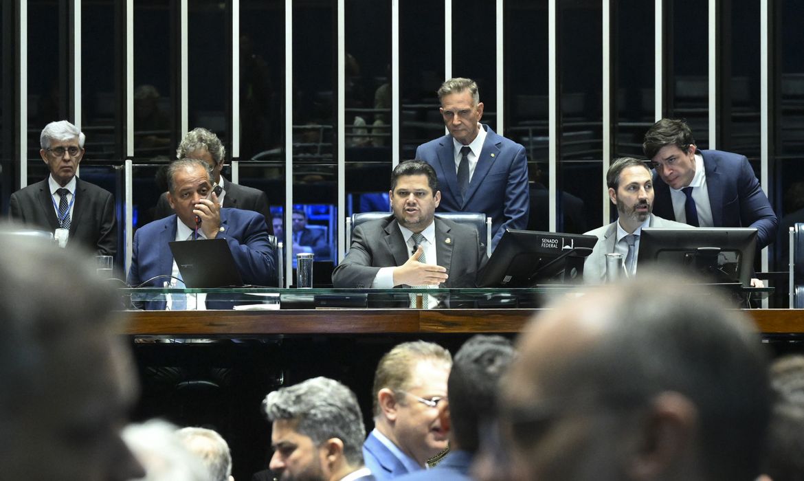 Senado aprova projeto que alivia punições para condenados pelos atos do 8 de janeiro e favorece Bolsonaro