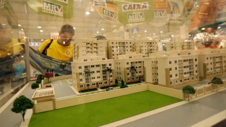 Projeções indicam redução na inflação e na Selic em 2026, mas crédito para bens duráveis segue elevado