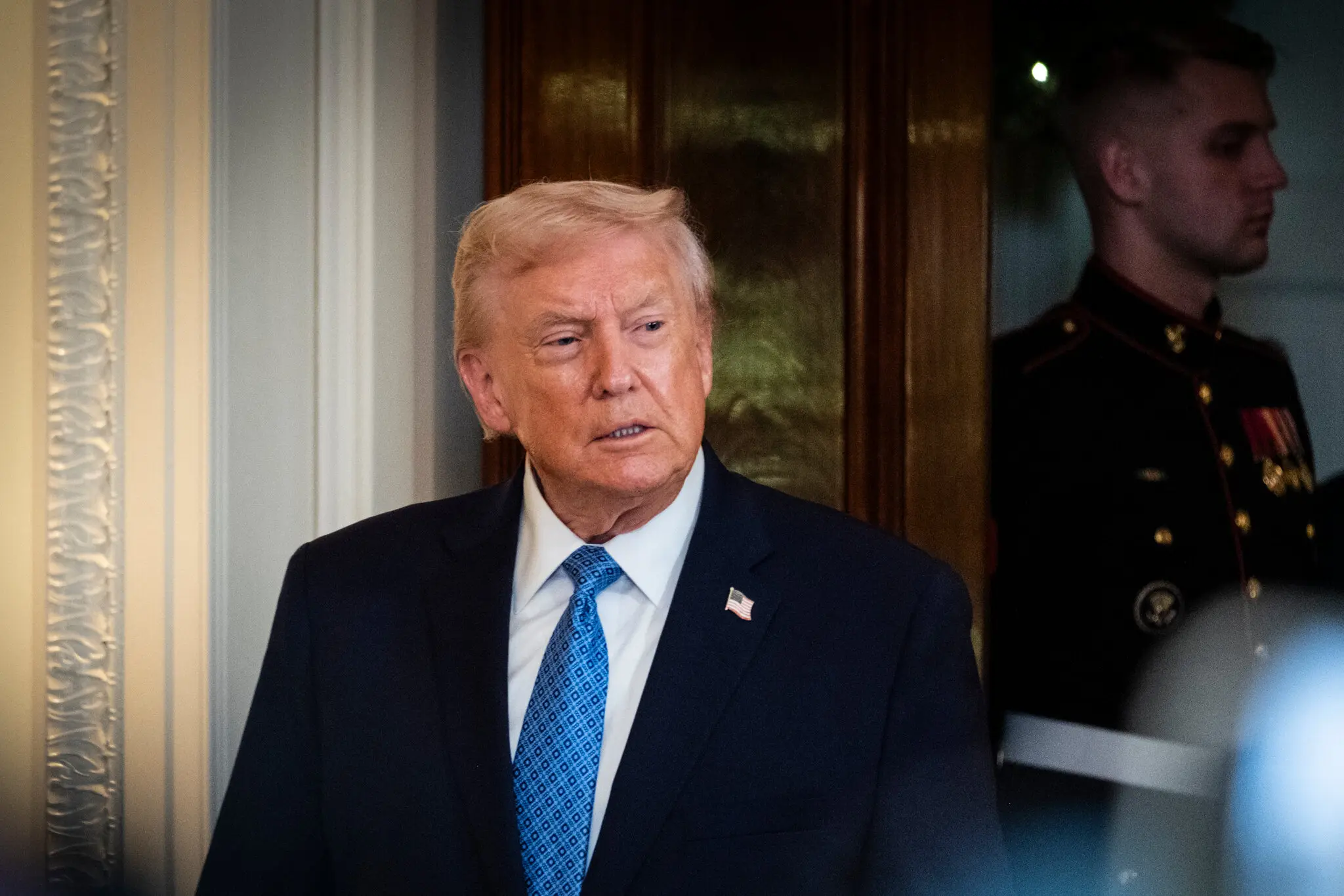 Trump atende ligação e descreve operação como 