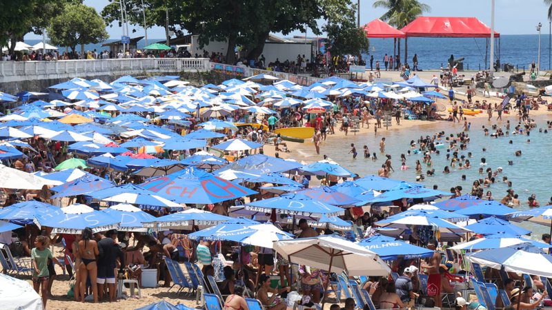 Prefeito de Salvador aprova lei que veta instalação prévia de equipamentos de praia no Porto da Barra