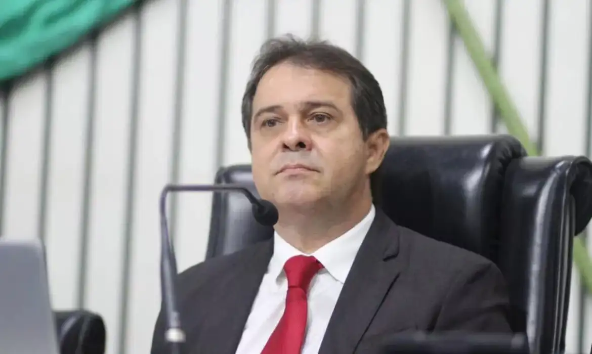 Prefeitura de Fortaleza firma contrato bilionário com empresa recém-criada para iluminação e semáforos