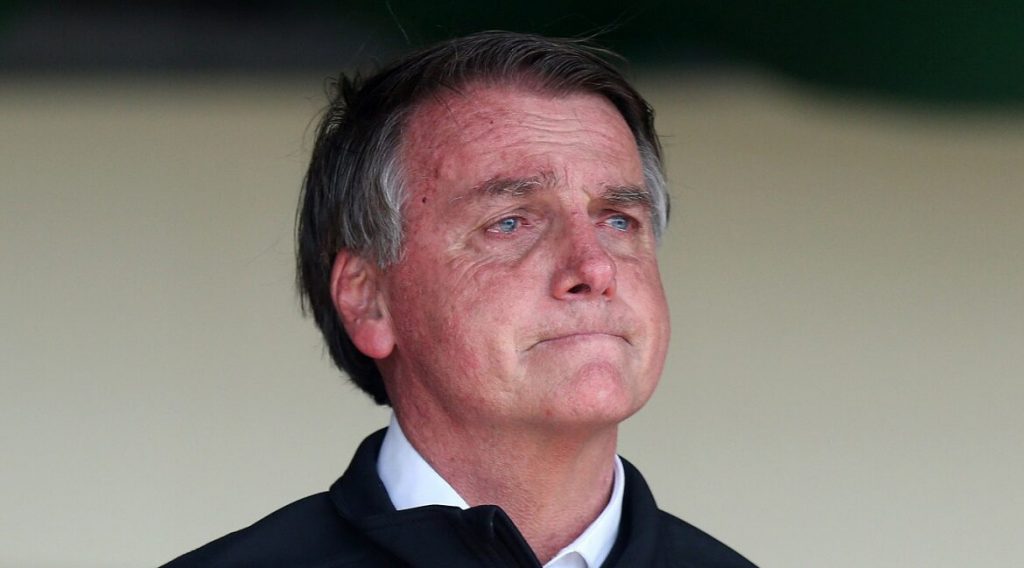 Defesa de Bolsonaro solicita Smart TV e assistência religiosa na prisão