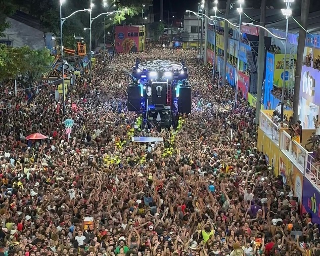 BaianaSystem enfrenta críticas por show em camarote de luxo no Carnaval de Salvador