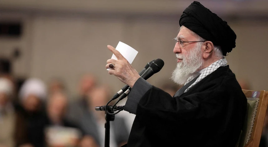 Aiatolá Ali Khamenei acusa manifestantes de destruírem o país para agradar Donald Trump