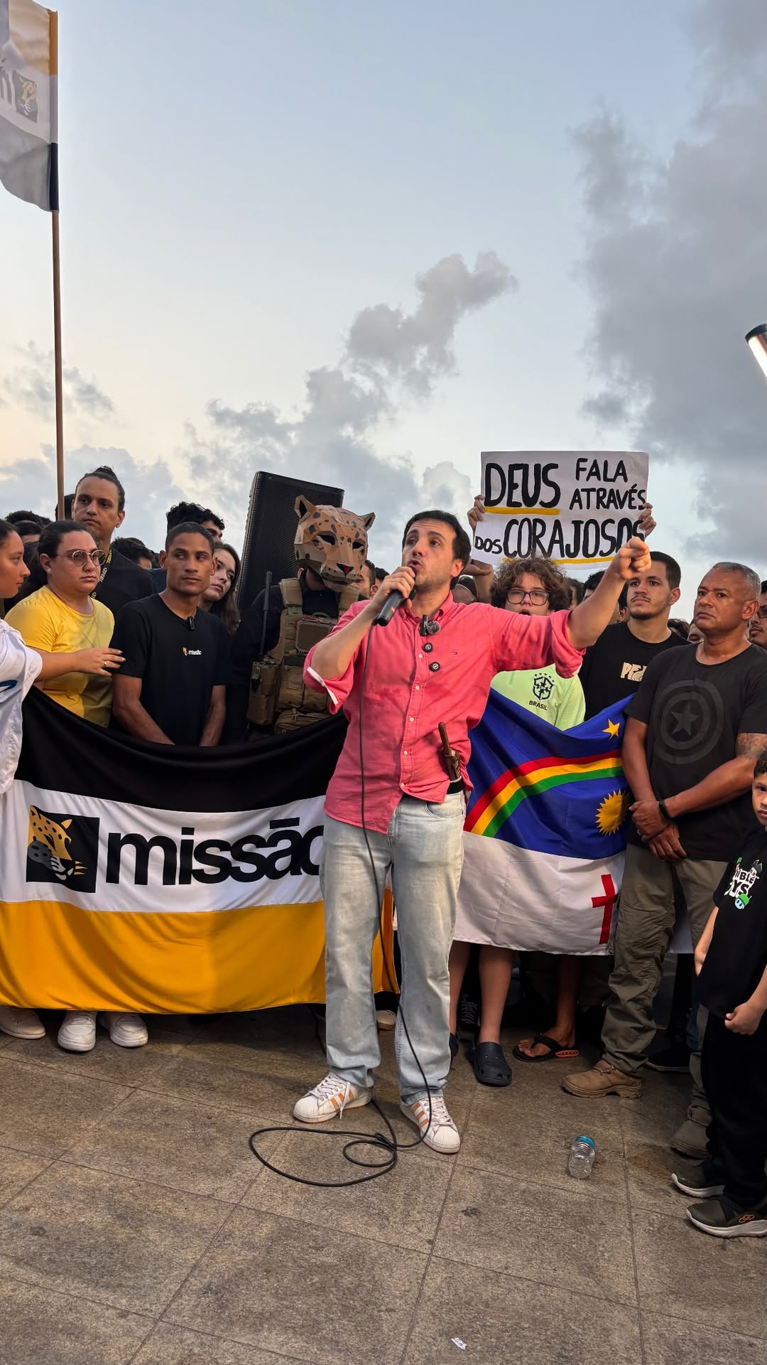 Renan Santos é recebido com entusiasmo por apoiadores no Marco Zero e dá início à Agenda 2026 em Pernambuco