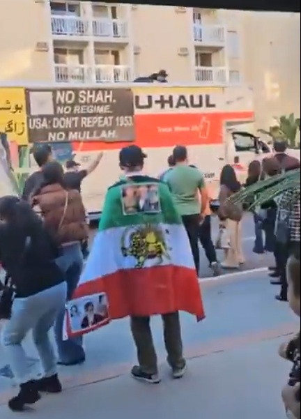 Caminhão avança contra manifestantes em ato de apoio aos protestos no Irã em Los Angeles
