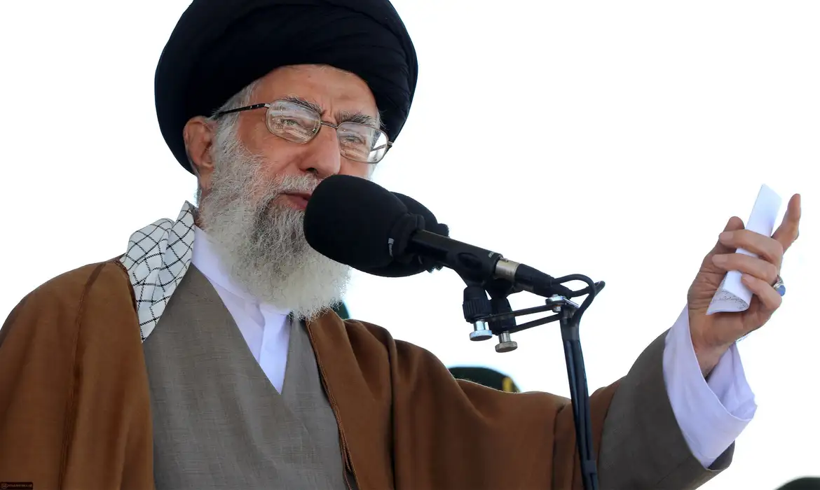 Colapso histórico do rial iraniano intensifica crise econômica e provoca protestos em massa