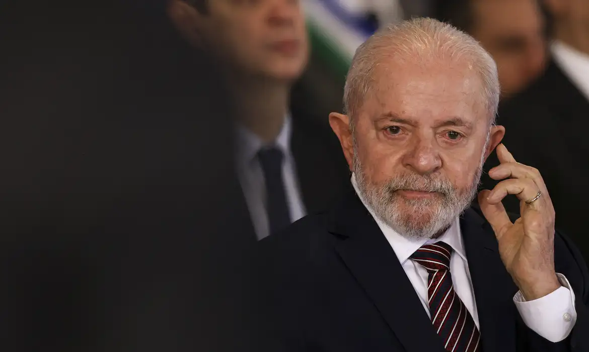Pesquisa mostra reprovação de 50% ao governo Lula, com 47% de aprovação