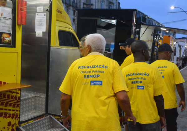 Fiscalização integrada orienta vendedores de alimentos e bebidas em áreas turísticas de Salvador