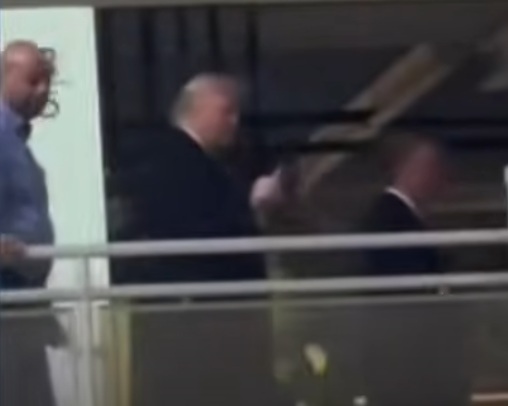 Trump xinga funcionário que o teria chamado de pedófilo em visita a fábrica