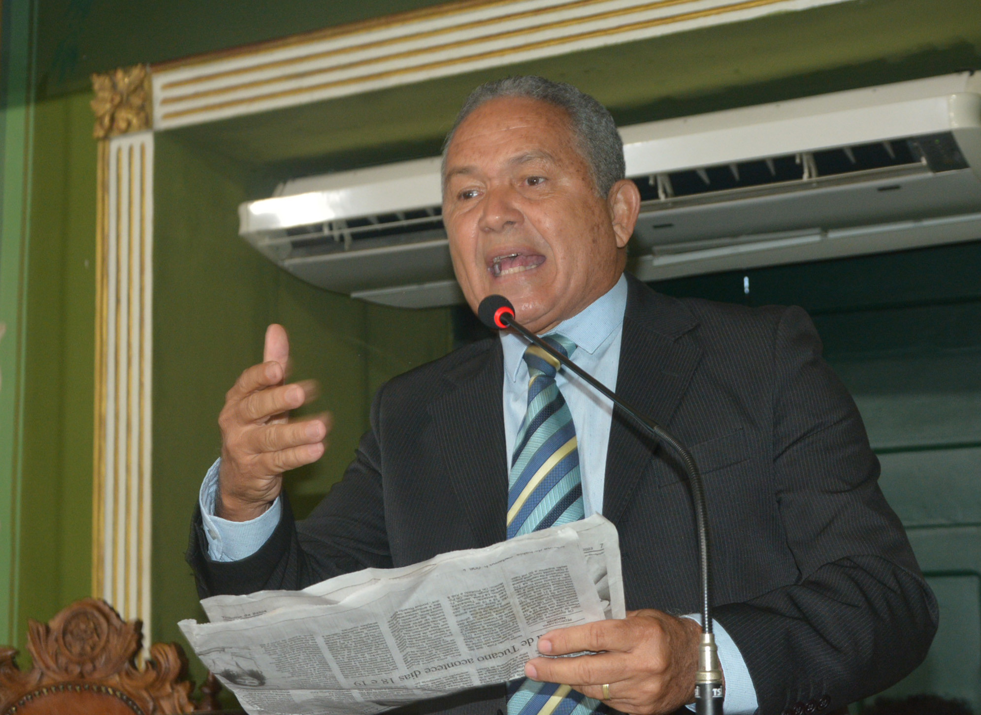 Téo Senna rebate mudança de nome em colégio modelo e acusa governo de priorizar ideologia na educação baiana