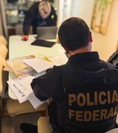 A Polícia Federal deflagra segunda fase da Operação Compliance Zero contra o Banco Master e apreende carros de luxo