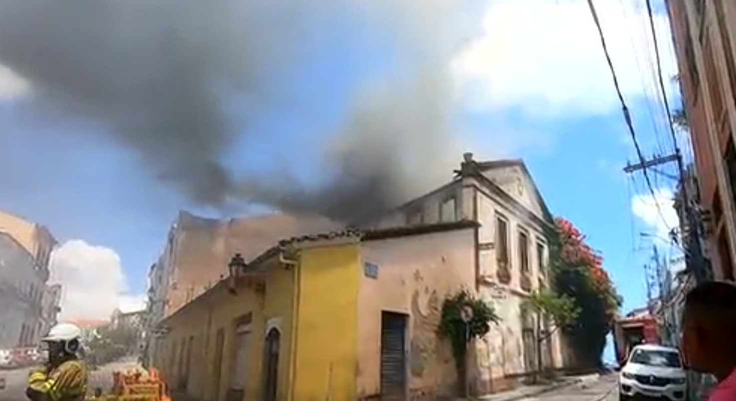 Incêndio atinge casarão histórico em Salvador e deixa um ferido