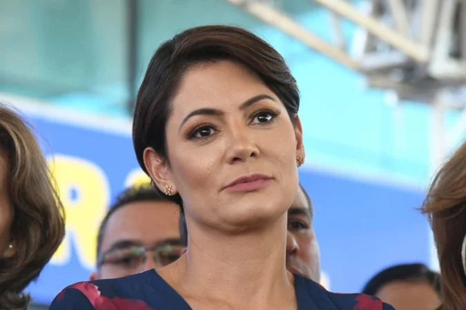 Michelle Bolsonaro se reúne com Gilmar Mendes para pedir prisão domiciliar a Bolsonaro