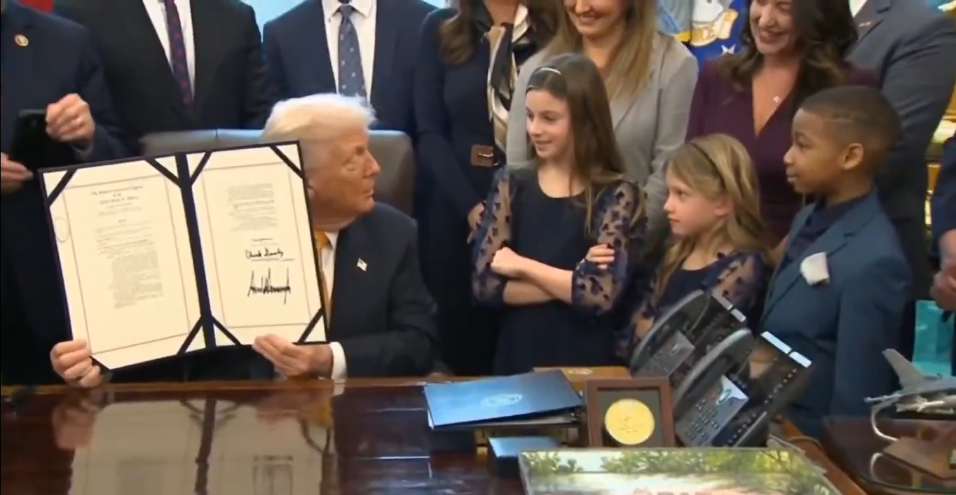 Trump assina lei para leite integral em escolas