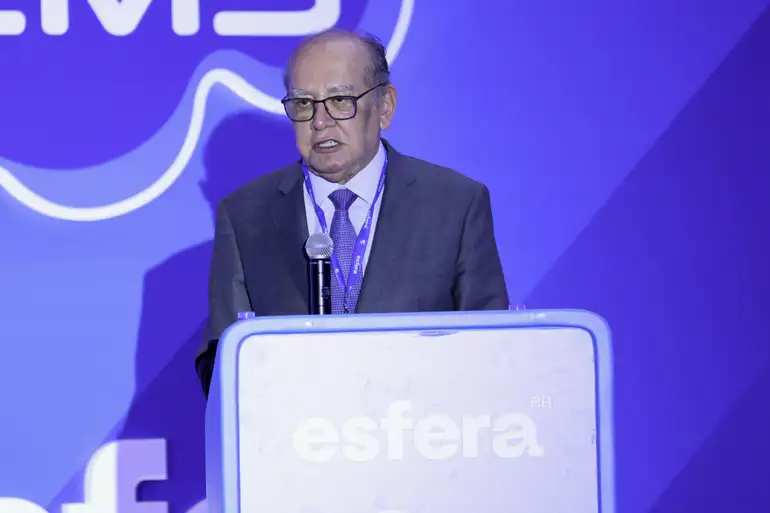 Gilmar Mendes nega habeas corpus para prisão domiciliar de Bolsonaro