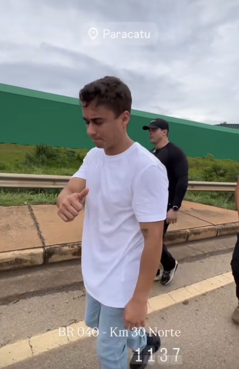 Deputado Nikolas Ferreira inicia caminhada pela justiça e liberdade até Brasília