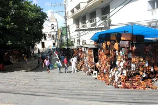 PM prende homem com crack, maconha e dinheiro em pesos argentinos no Centro Histórico de Salvador