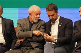 Eduardo Leite vaiado em evento com Lula no RS e ironiza: “Este é o amor que venceu o medo?”