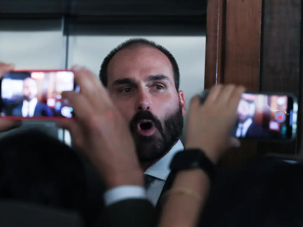 Emenda de Eduardo Bolsonaro financia sofás no Ministério da Justiça